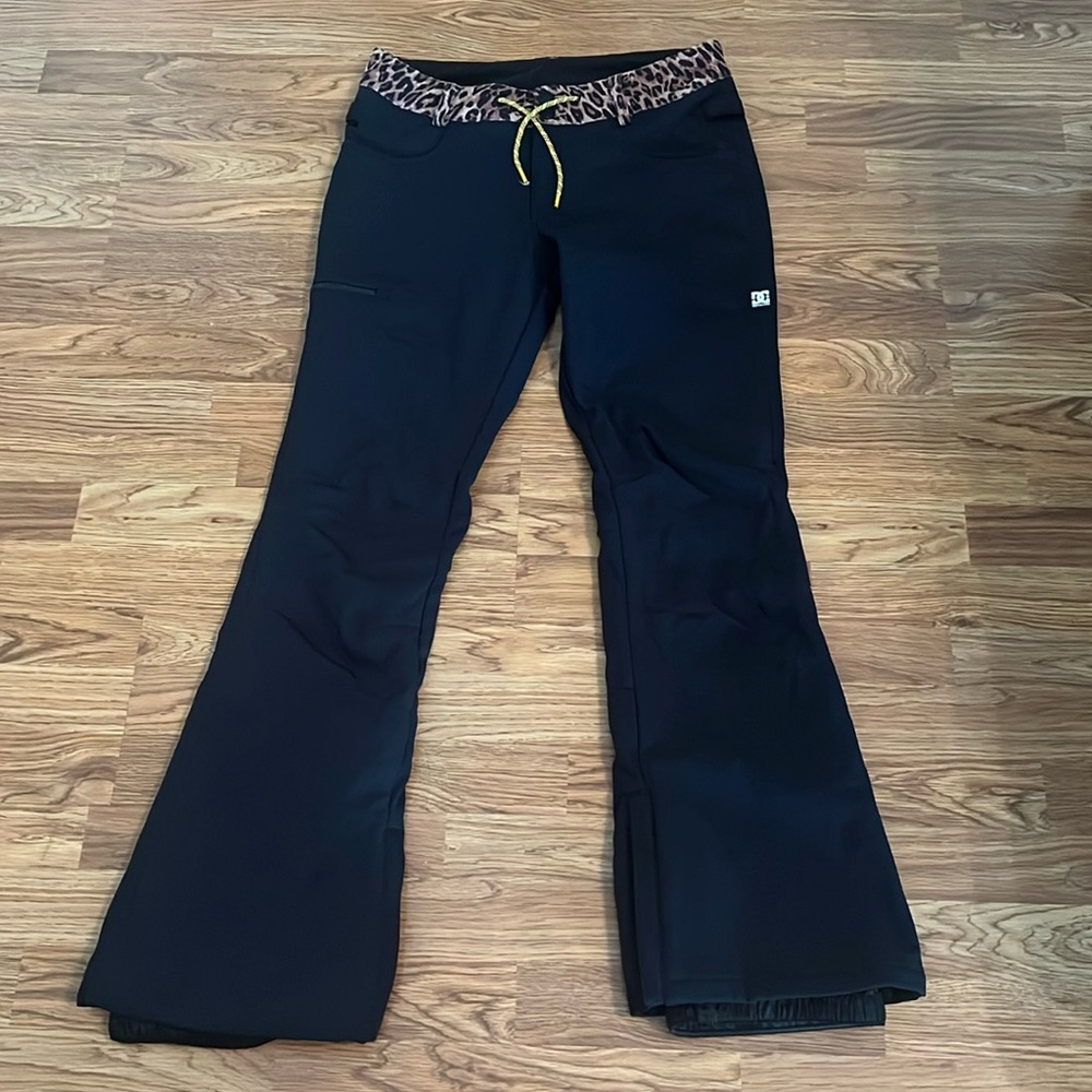 NWOT DC snow pants size large black/animal print